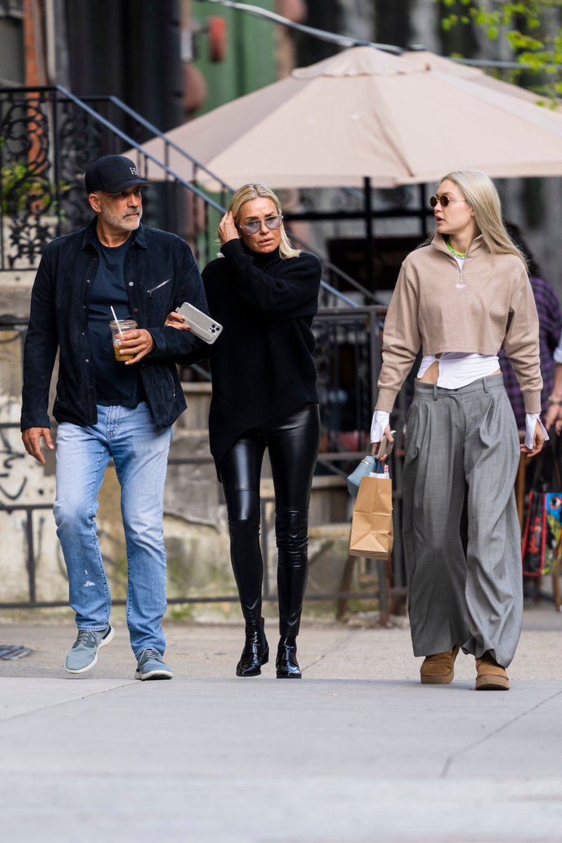 GHLGallery's tweet photo. 22/4/2022: Gigi Hadid, Yolanda and Joseph Jingoli out in NoHo, NYC

📸Gotham/GC Images https://t.co/qEVijEBa1F