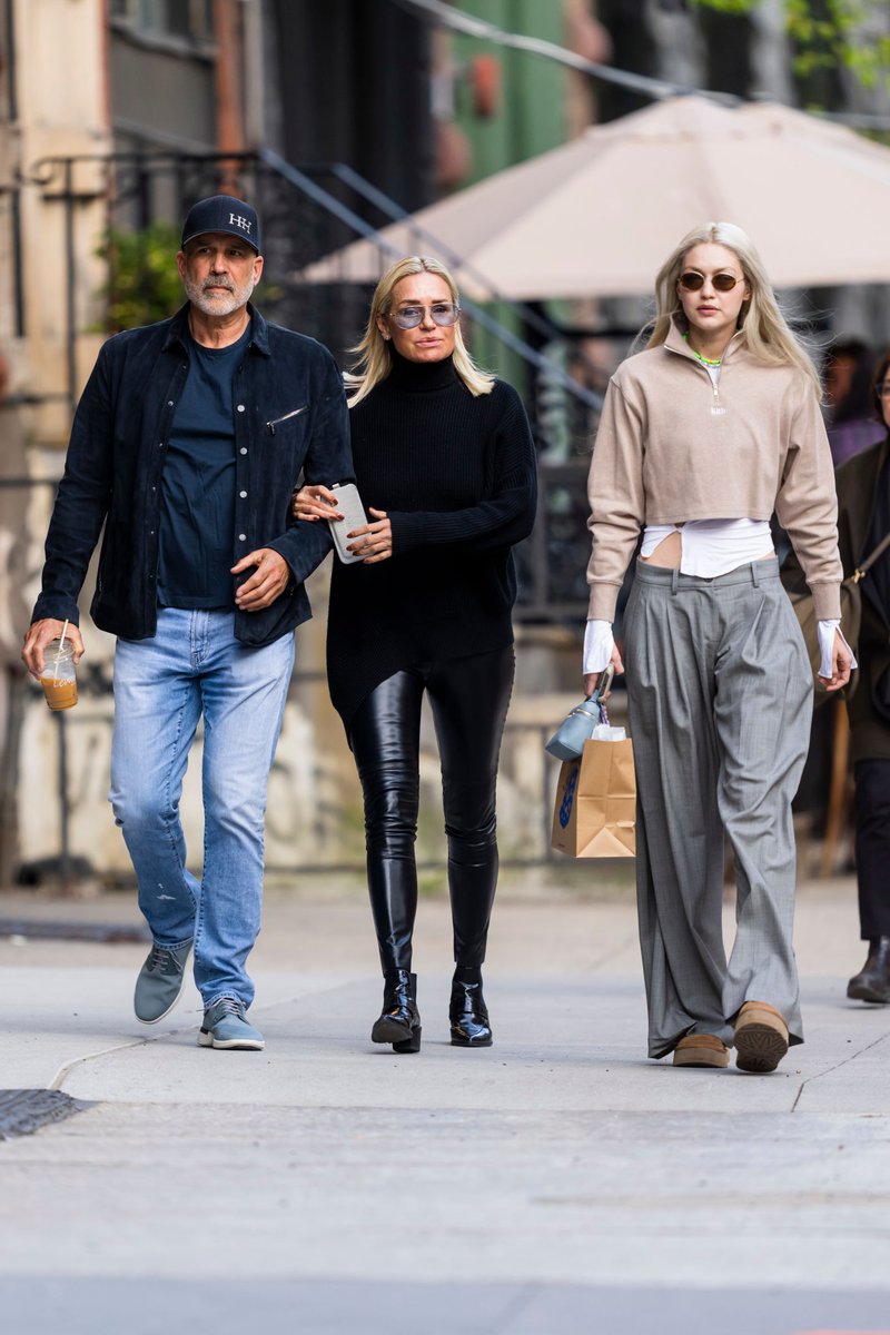 GHLGallery's tweet photo. 22/4/2022: Gigi Hadid, Yolanda and Joseph Jingoli out in NoHo, NYC

📸Gotham/GC Images https://t.co/tV6hfqXJnr