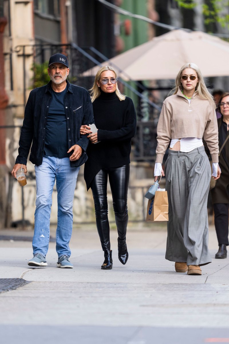 GHLGallery's tweet photo. 22/4/2022: Gigi Hadid, Yolanda and Joseph Jingoli out in NoHo, NYC

📸Gotham/GC Images https://t.co/tV6hfqXJnr