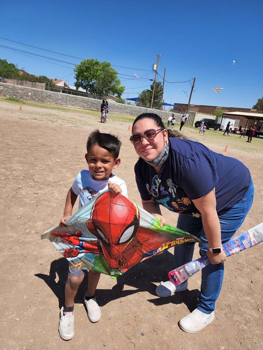 PeAztec's tweet photo. Our first (of many) Kite Day at Lancaster.  Success!! #ilovepe #THEDISTRICT @LancasterAztecs @vronicasworld @sramirez101 https://t.co/Kl5kq6hNp0