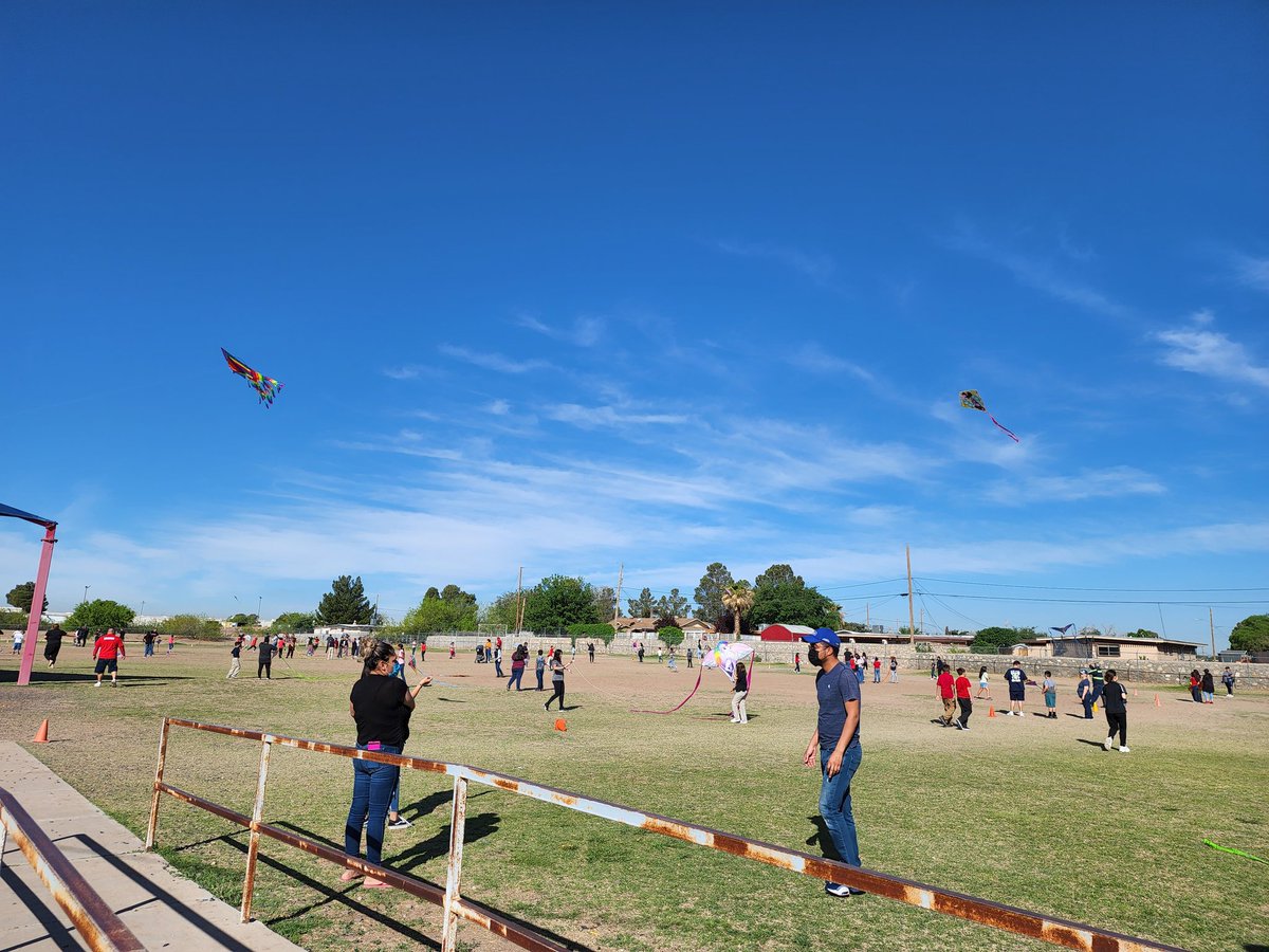 PeAztec's tweet photo. Our first (of many) Kite Day at Lancaster.  Success!! #ilovepe #THEDISTRICT @LancasterAztecs @vronicasworld @sramirez101 https://t.co/Kl5kq6hNp0