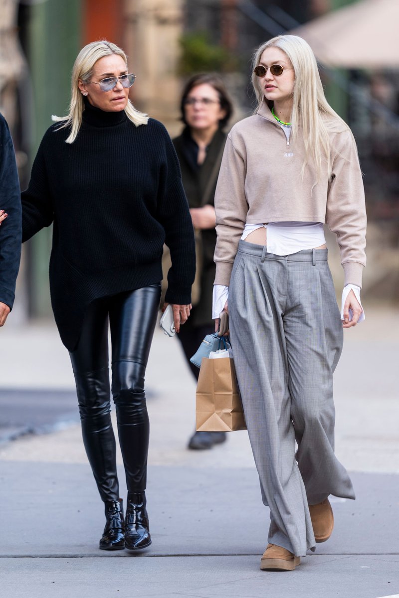 GHLGallery's tweet photo. 22/4/2022: Gigi Hadid, Yolanda and Joseph Jingoli out in NoHo, NYC

📸Gotham/GC Images https://t.co/OGtcMMK9pi