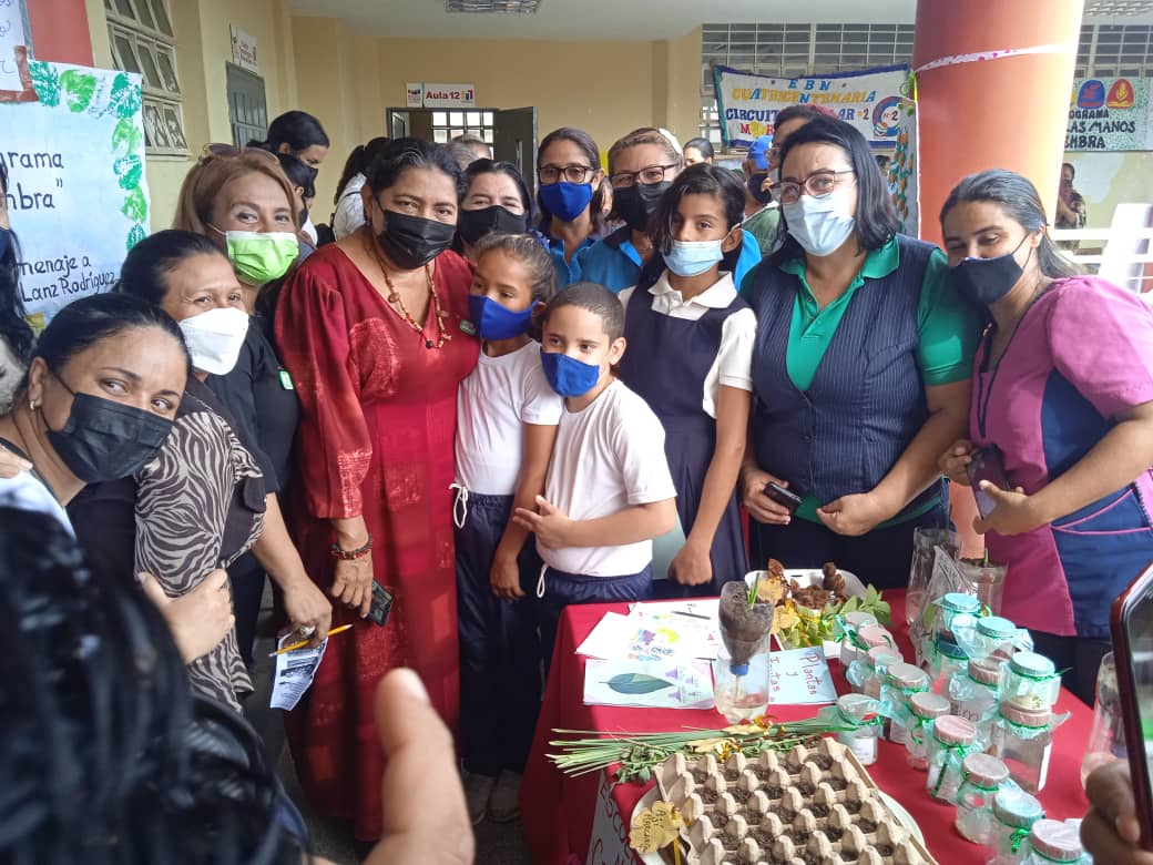 CDCEZULIA's tweet photo. Hoy  @dorelisecheto Directora De Zona Educativa Zulia y la Esp. Fanny Araujo Coordinadora Regional del Programa Todas las Manos a la Siembra a su 13 Aniversario hicieron el acompañamiento en La E.B.N.B Cristóbal Mendoza para apoyar a este  programa en su semana aniversario https://t.co/TrjCteDYue