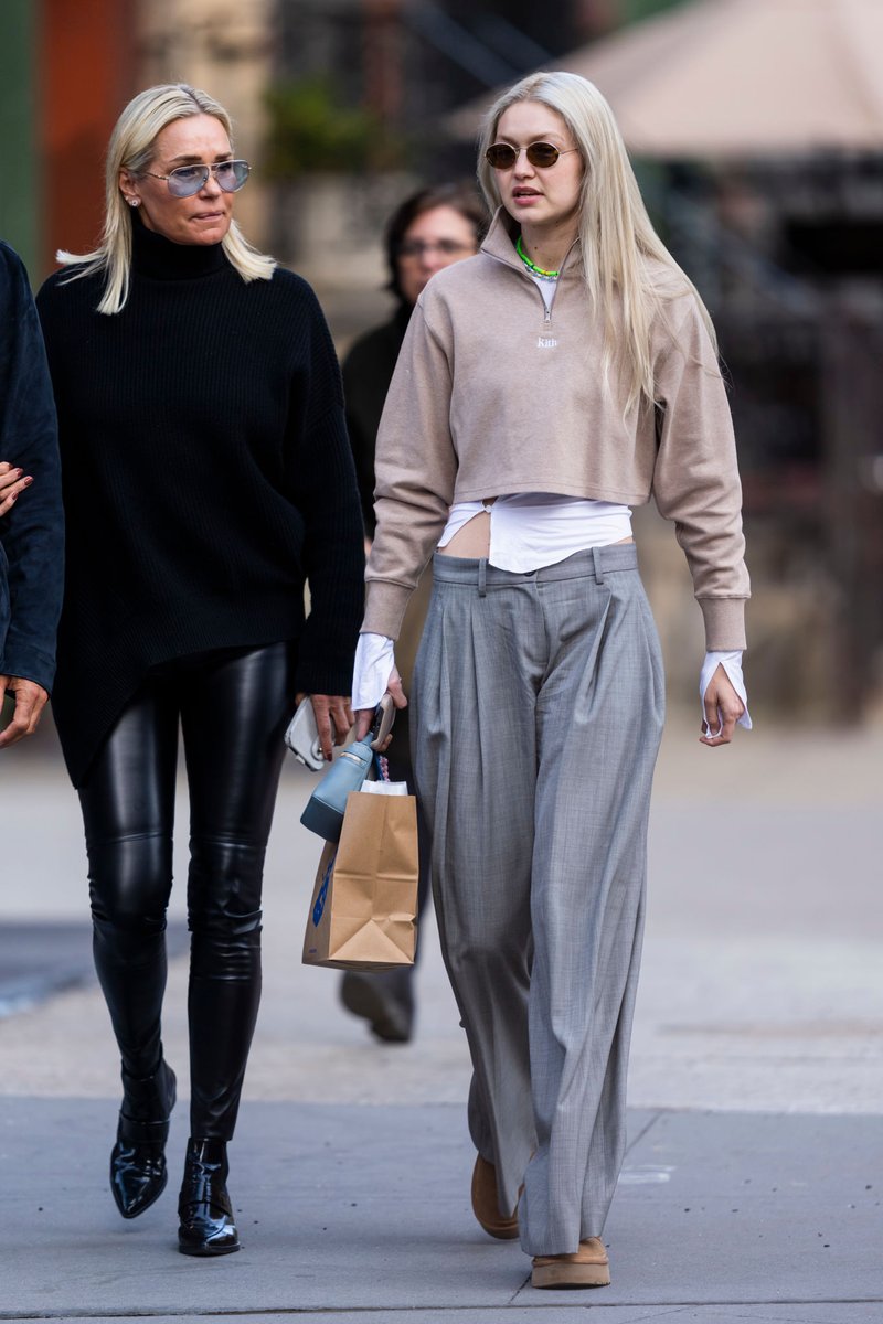 GHLGallery's tweet photo. 22/4/2022: Gigi Hadid, Yolanda and Joseph Jingoli out in NoHo, NYC

📸Gotham/GC Images https://t.co/OGtcMMK9pi