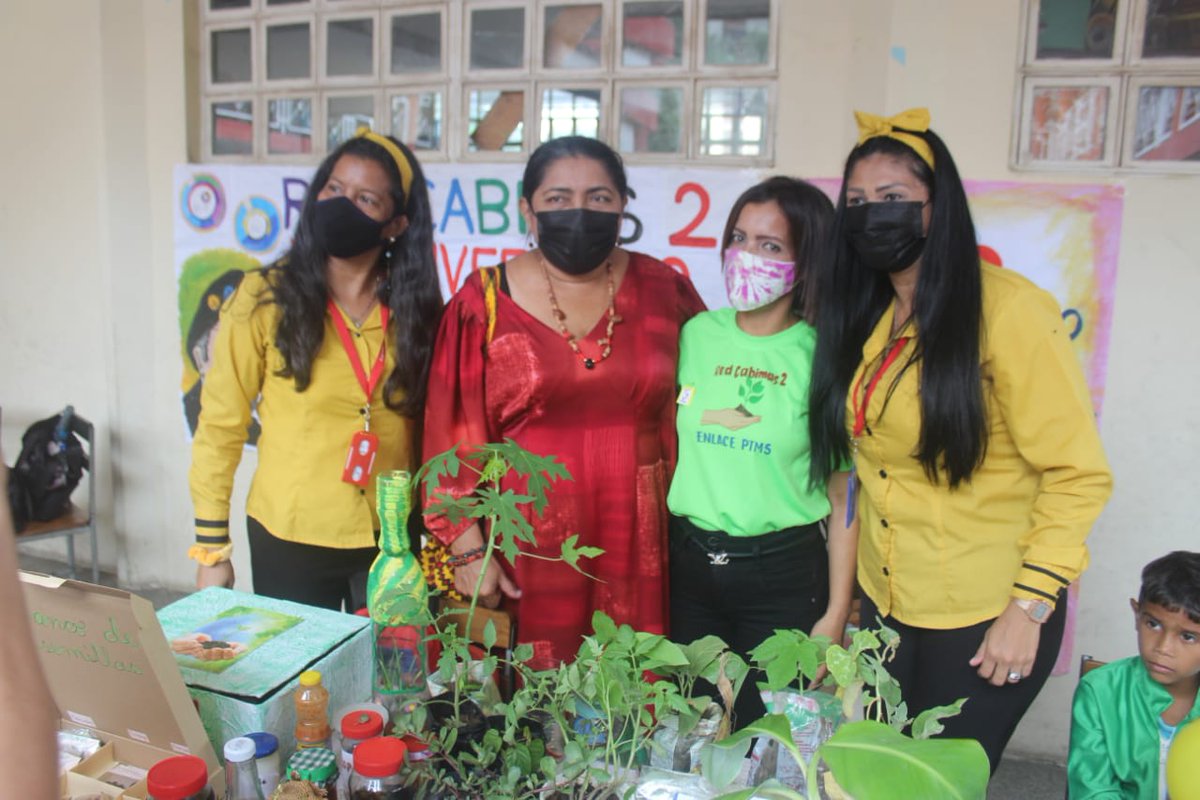 CDCEZULIA's tweet photo. Hoy  @dorelisecheto Directora De Zona Educativa Zulia y la Esp. Fanny Araujo Coordinadora Regional del Programa Todas las Manos a la Siembra a su 13 Aniversario hicieron el acompañamiento en La E.B.N.B Cristóbal Mendoza para apoyar a este  programa en su semana aniversario https://t.co/TrjCteDYue