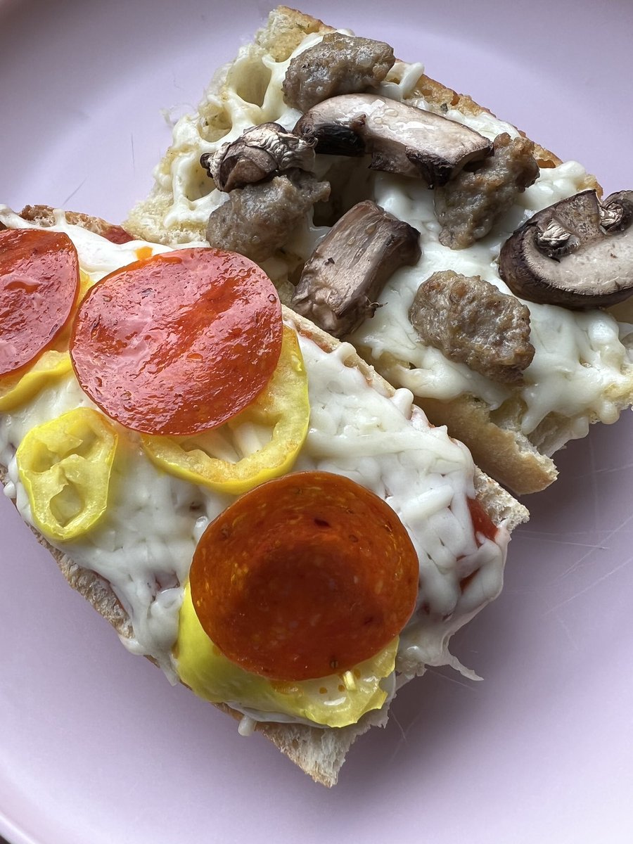 jennfrannee's tweet photo. homemade french bread pizza tonight. 😋 https://t.co/14LbXYhi3h