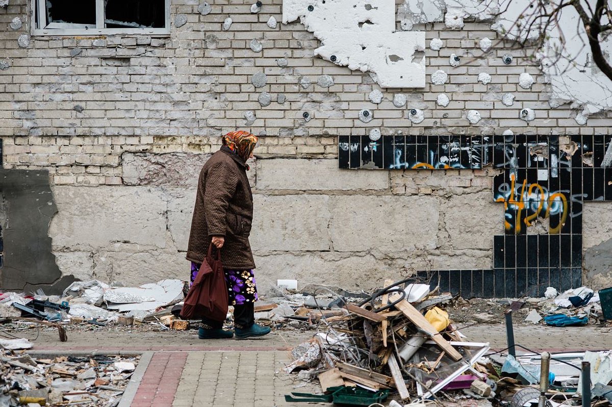 markdarrough's tweet photo. Met an architect hired by #ukraine on Thurs., Slava Balbek in #borodyanka, surveying two residential buildings cut in half by the Russians before retreating. Flying drones over scenes of destruction in towns around the #Kyiv region to begin planning the rebuild. https://t.co/q3h09EqFLn