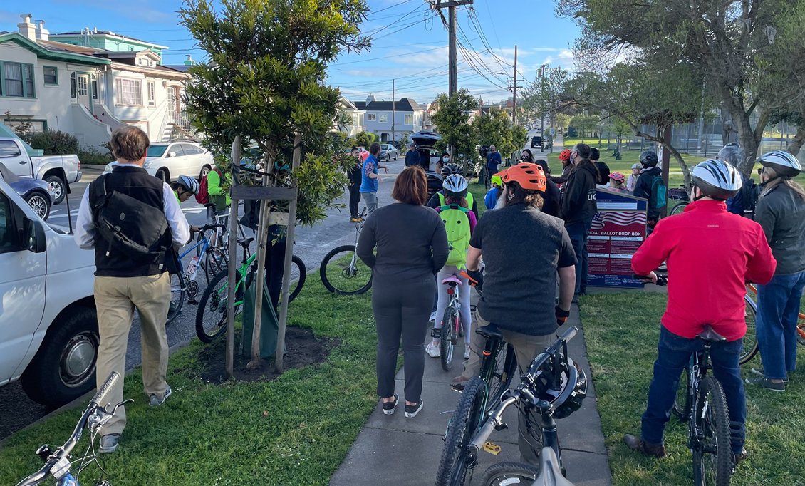 Thank you to the families, students and staff at #MonroeElementarySchool in the Excelsior for organizing a great #BikeAndRollSF For some of these students, it was their first time pedaling on the street! #SFSafeRoutes