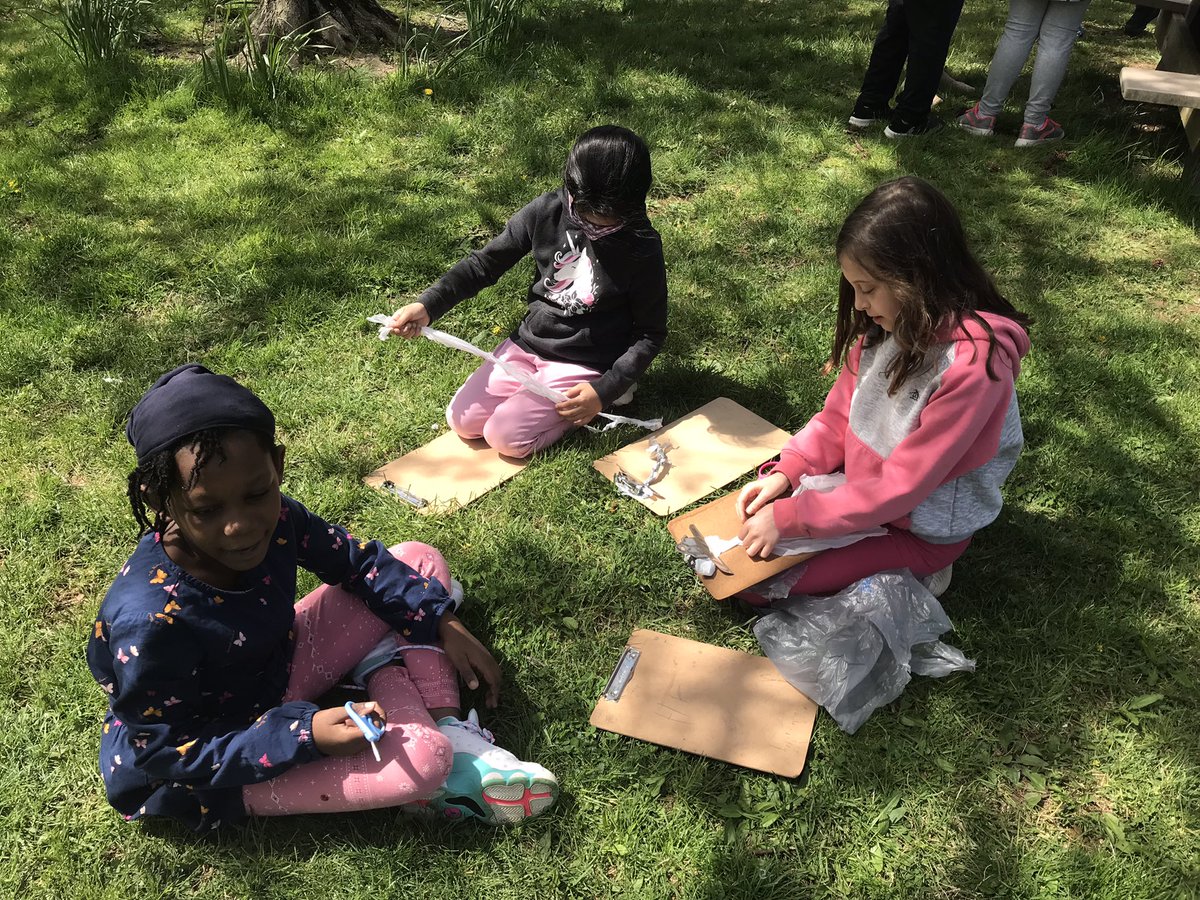 MrsMizesClass's tweet photo. We had fun up cycling plastic bags this afternoon with our 3rd grade buddies! Inspired by the book “One Plastic Bag” by @Miranda_Paul, we made the bags into friendship bracelets! #EarthDay2022 @mstangteacher @ms_seamansclass @FernHillES https://t.co/bpYNmfvKz0