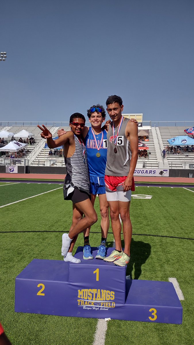 Jared Laverty Area Champion 800. Isabella Medina 2nd 800.Aaron Saenz 4th 800. All Regional Qualifiers. #TeamSISD  #blazernation #ahstrack