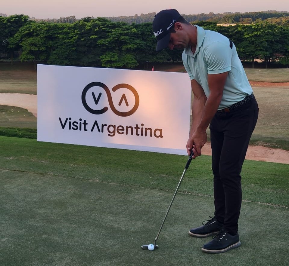 Desde el Inprotur estamos promocionando el turismo de golf de Argentina en el @PGATOURLA que se disputa en San Pablo (Brasil).

La promoción se realizará todo el fin de semana en el #AbertodoBrasil en el Fazenda Boa Vista.