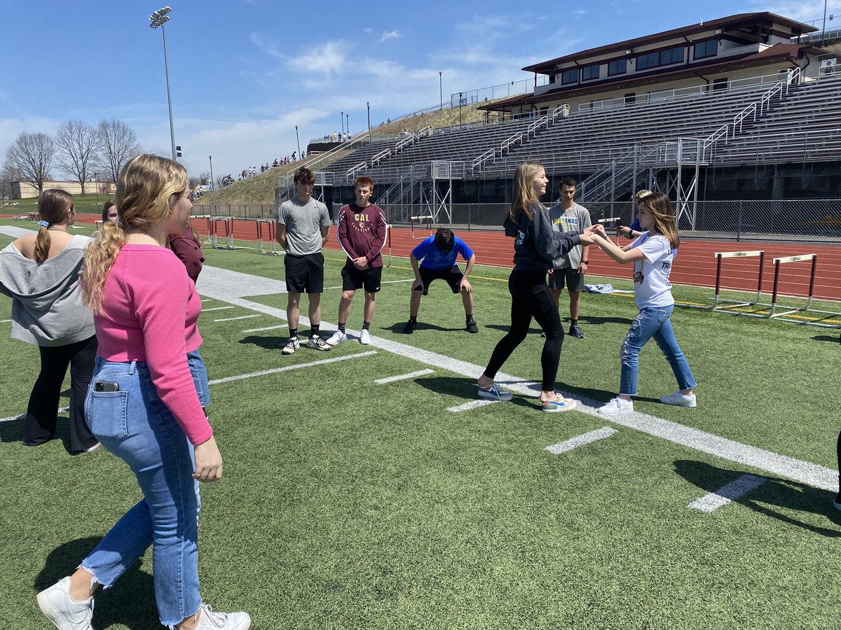 Haley_McL9's tweet photo. We also had a BLAST playing some traditional Hispanic playground games. #aParesyNones #Estatuas #EarthDay #GetUpAndLearn https://t.co/6ch4twTCKC