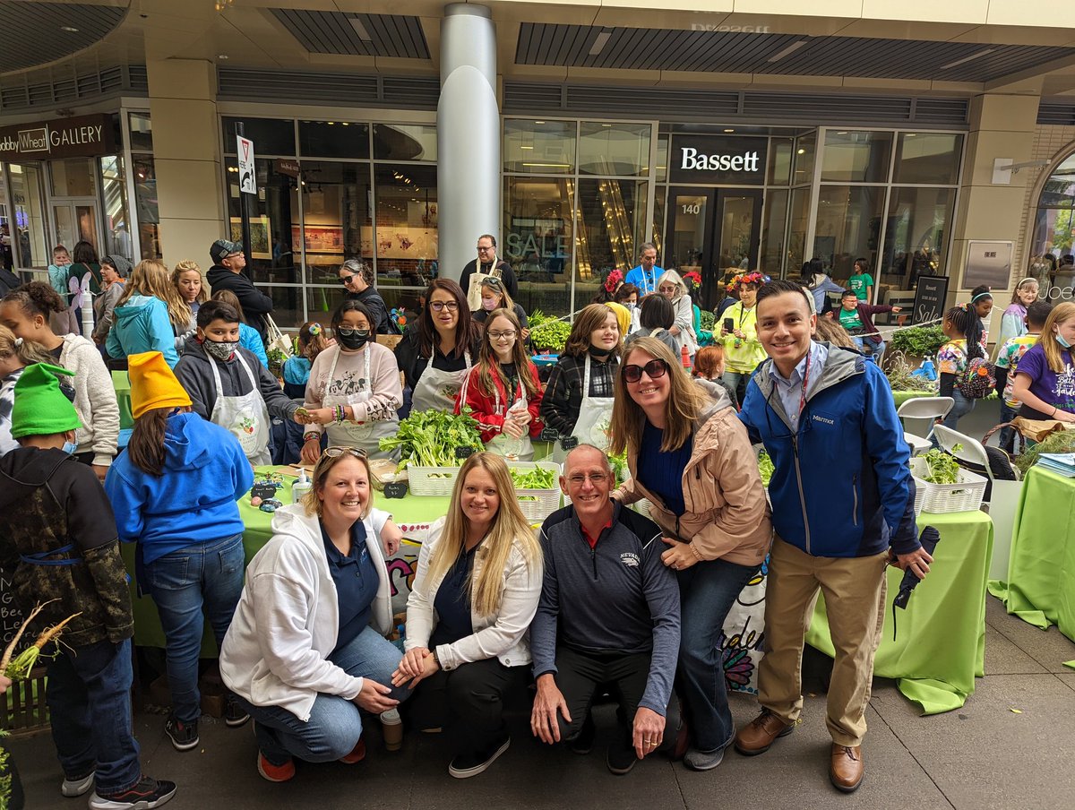 TeachLearnNV's tweet photo. The largest student led farmers market in Las Vegas was a total success. #NVFL #finlitmonth @NevadaReady @GreenOurPlanet2 @RepSusieLee @ClarkCountySch @NVSupt @NV_FinLit @donderoloopnv @AlexBybeeNV https://t.co/kHbznAgWeF