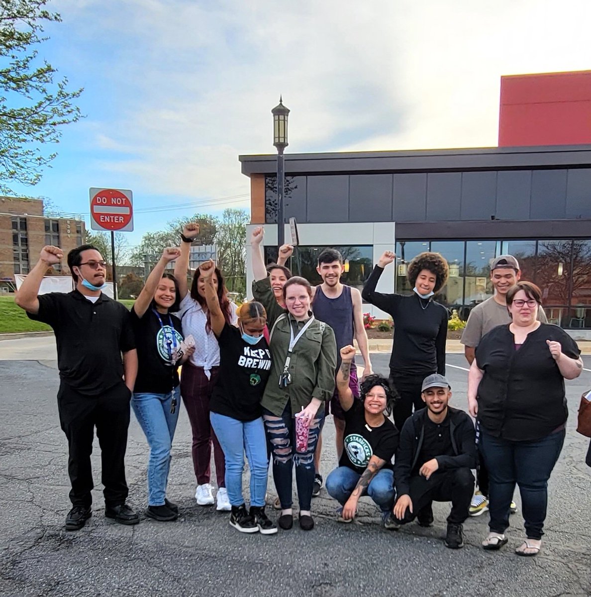 WorkersUnitedMA's tweet photo. BREAKING: Falls Church, VA store votes to unionize 30-2! That's the tweet! #SBWorkersUnited #tobeapartner #keepitbrewing #WUNoMatterWhat https://t.co/Y6jeXSu5zP