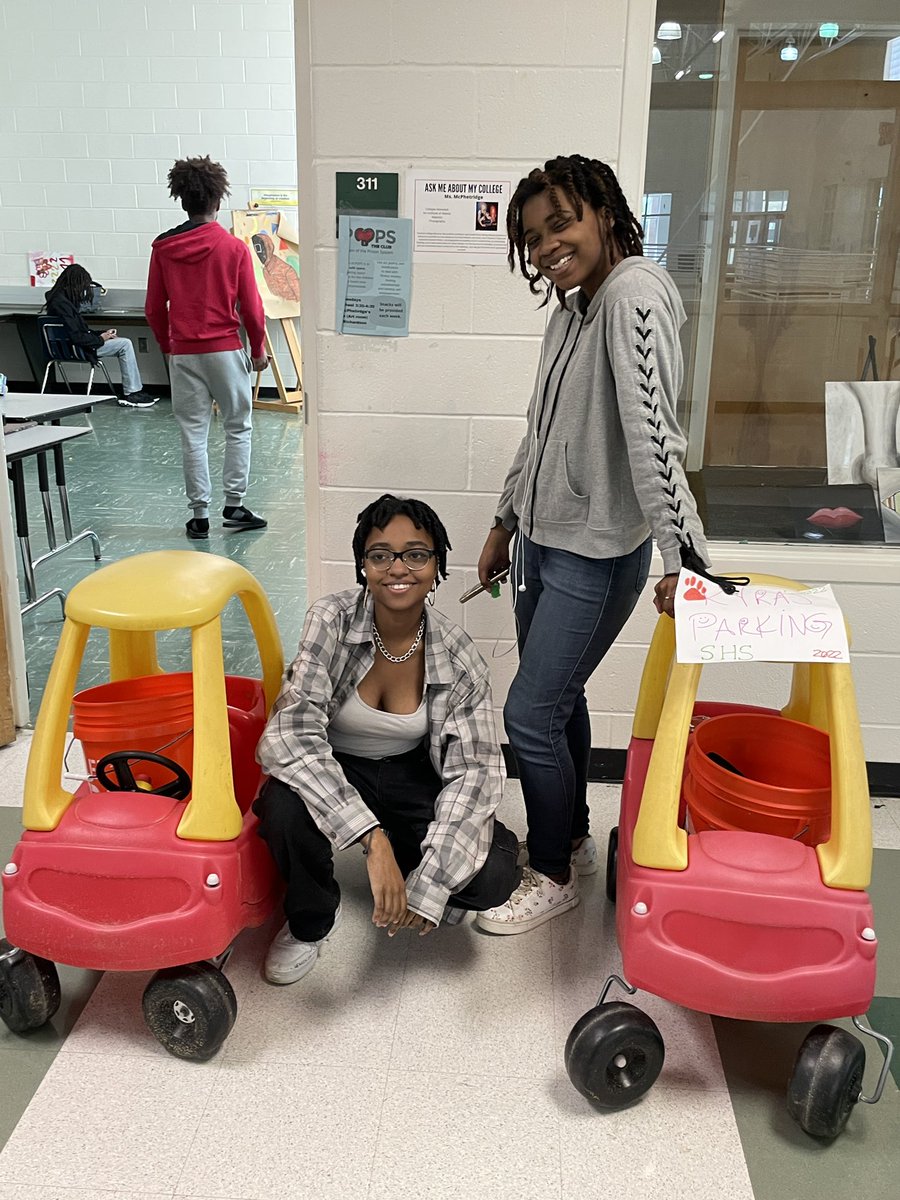 ENunnallyEdu's tweet photo. Our seniors were very creative for โBring Anything But A Bag Dayโ! #SeniorWeek2022 @SHS_HCS @mrsglisson10 @celebrateSHS @NajeKool @eduWatsonEric @TermerionMLakes https://t.co/xD9VrgXtak
