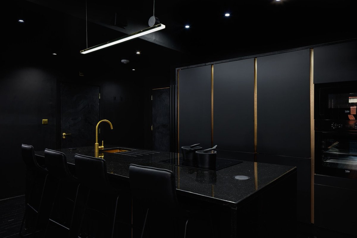 OddityCentral's tweet photo. All-Black Apartment Inspired by Batman Can Be Yours For Just $460,000 https://t.co/hFHxFRrWQt #realestate #blackapartment #blackwalls #blackhome #gothapartment https://t.co/04JPjwZ2XR