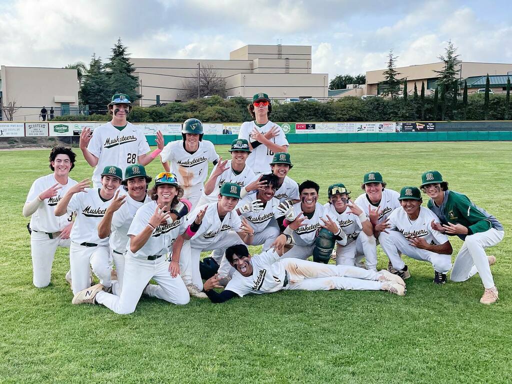 Congratulations to our boys baseball team on their WALKOFF WIN against Royal yesterday!

FINAL: Moorpark 3 - Royal 2 instagr.am/p/CcqY7OMpPag/