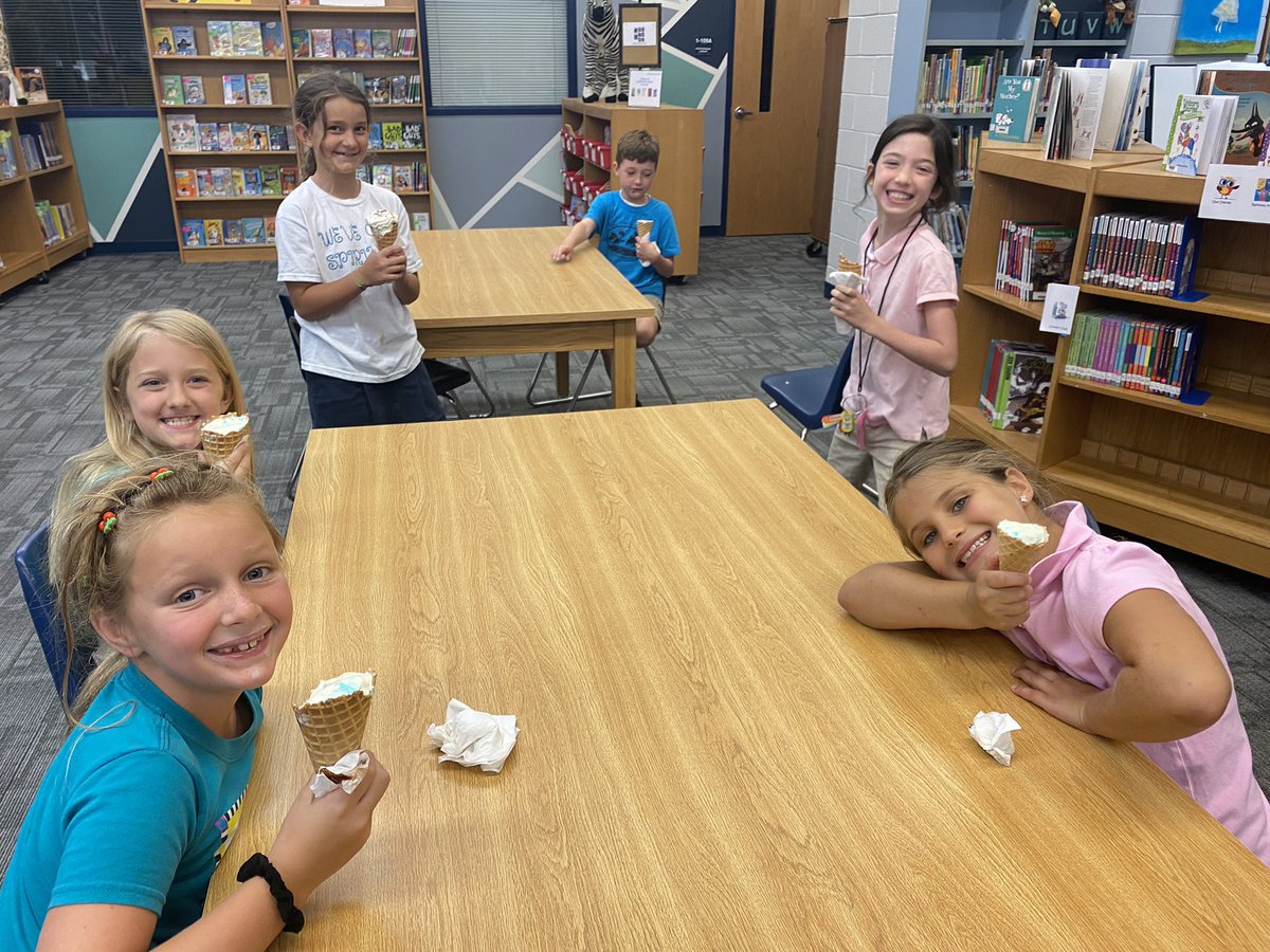 SchnellerMs's tweet photo. Today we celebrated the 2nd graders that read all 5 SSYRA Jr Independent Chapter Books! Great job! @TommieBarfield #SSYRA #SSYRAJR https://t.co/eUdDuRk3YU