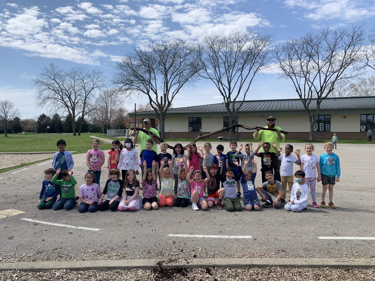 MissDs2Class's tweet image. First grade and Dublin grounds crew celebrating earth day @wardrip1st @oseDCSD