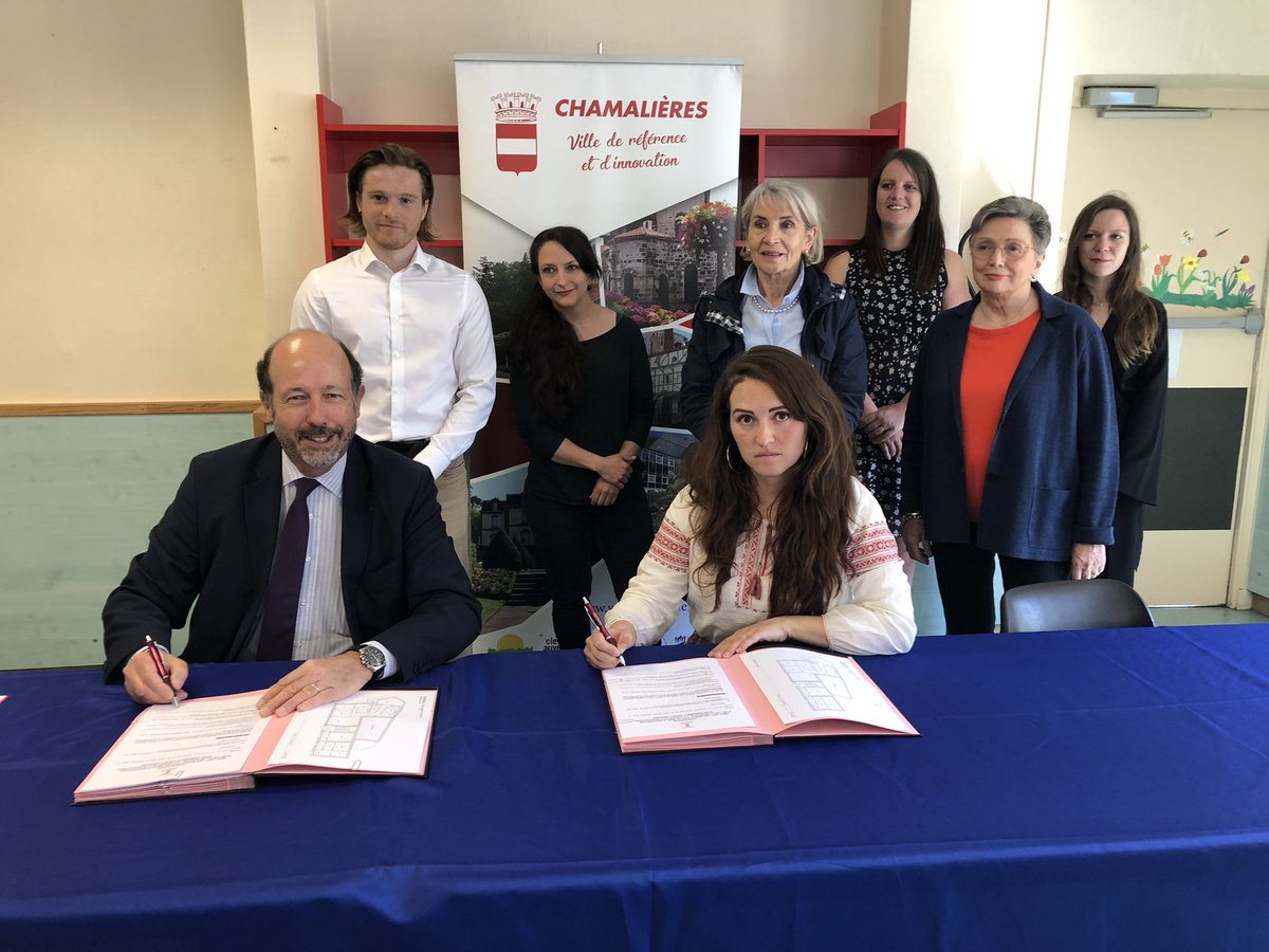 VChamalieres's tweet photo. #Chamalieres
#Solidarite #Ukraine
🇺🇦 La Municipalité prête gratuitement les locaux de l’ancienne crèche Square de Verdun à Agir Ensemble Pour l’Ukraine #AEPU
🇺🇦 Occasion pour le Maire @LGiscardEstaing de signer la convention d’occupation avec la Pdte d’ #AEPU Ella Pratsovyta https://t.co/TErKqMUYMT