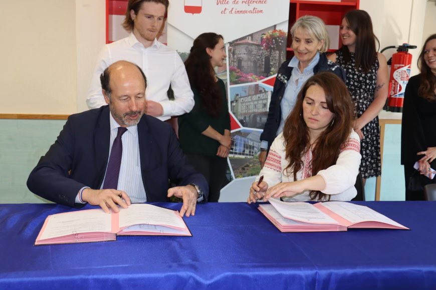 VChamalieres's tweet photo. #Chamalieres
#Solidarite #Ukraine
🇺🇦 La Municipalité prête gratuitement les locaux de l’ancienne crèche Square de Verdun à Agir Ensemble Pour l’Ukraine #AEPU
🇺🇦 Occasion pour le Maire @LGiscardEstaing de signer la convention d’occupation avec la Pdte d’ #AEPU Ella Pratsovyta https://t.co/TErKqMUYMT