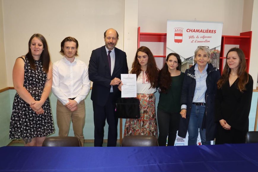 VChamalieres's tweet photo. #Chamalieres
#Solidarite #Ukraine
🇺🇦 La Municipalité prête gratuitement les locaux de l’ancienne crèche Square de Verdun à Agir Ensemble Pour l’Ukraine #AEPU
🇺🇦 Occasion pour le Maire @LGiscardEstaing de signer la convention d’occupation avec la Pdte d’ #AEPU Ella Pratsovyta https://t.co/TErKqMUYMT