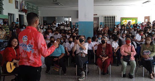 #22abril En estos momentos el alcalde Jesús Araque se encuentra en la U.E Eloy Paredes de la parroquia Caracciolo Parra acompañando la entrega de 404 uniformes a los escolares de básica, medía y diversificada