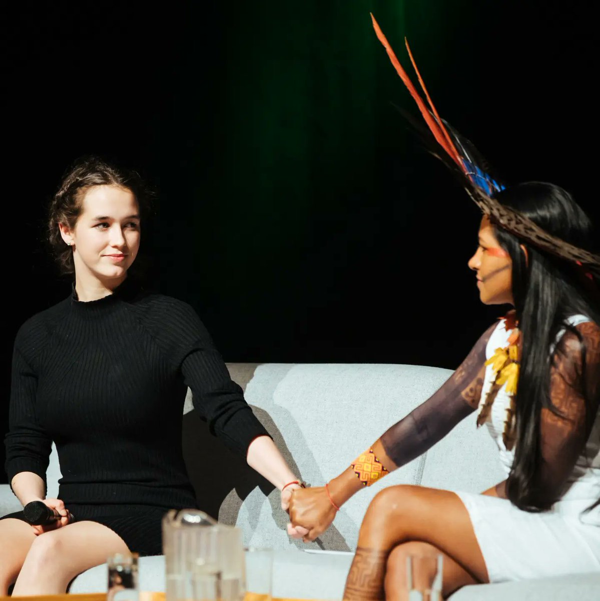 Weil lokaler Protest geeint globale Veränderung bedeutet, durfte ich gestern die wunderbare Juma xipaia kennenlernen. Sie ist die erste weibliche Anführerin der Xipaia im Amazonas gegen Korruption, Zerstörung des Waldes und für die Rechte von indigenen Völkern einsteht. 1/2