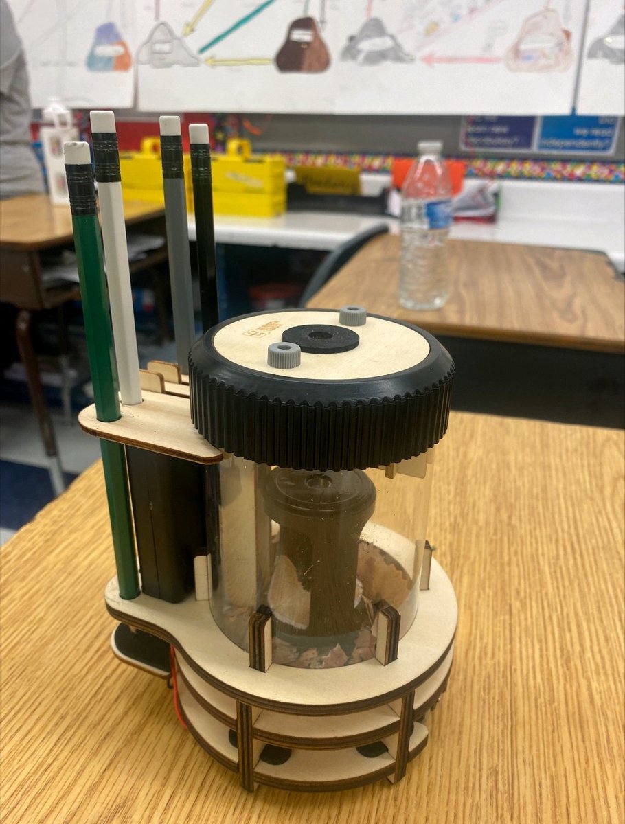 HidenwoodNews's tweet photo. Check out what Tommy, our SCA President from Ms. Baker's 5th grade class, created today! Impressive! #BeYou #NNPSProud #STEMNNPS https://t.co/vCvthOTEXq