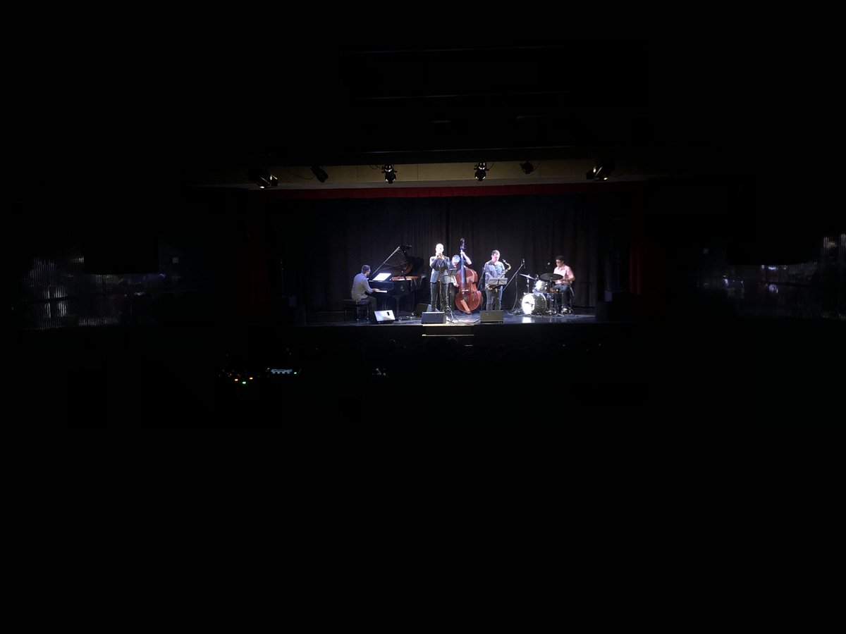 AteneudeVic's tweet photo. Gaudint del concert de l’eclèctic baterista @Dvinolas que ens ha presentat el seu nou projecte #5ET. Aquest treball, amb la majoria de composicions pròpies i algun estàndard, ha estat creat, pensat i arranjat per formació de quintet. Un directe potent, virtuós i ple de swing https://t.co/IWTdLCOLUK