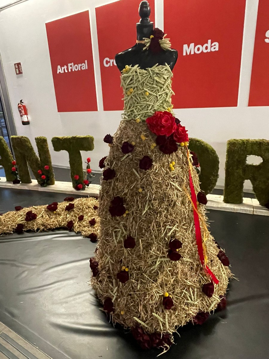 dissenyhub_bcn's tweet photo. 👗 Un vestit floral, inspirat en els vestits d'època de l'exposició permanent #Elcosvestit del @museudeldisseny, decora el vestíbul del #DissenyHub.
💐 A més, els estudiants han creat uns rams de flors naturals que donen la benvinguda als usuaris del @dissenydoc i la @bibelclot. https://t.co/PzAOTViAQS