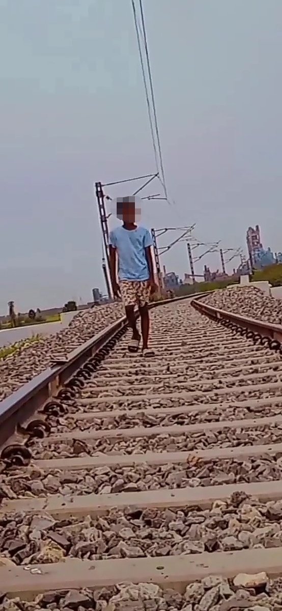 railwayworldorg's tweet photo. This is strictly prohibited! Tracks are for TRAINS!
#KeepofftheTracks #NeverplayontheTracks #Railwaytracks Avoid #trainaccident #FollowRules https://t.co/PzZwAxElrP