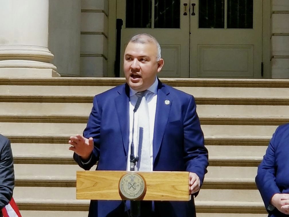 AfricainHarlem's tweet photo. @NYCMayor Eric Adams &amp; MOIA Commissioner Manuel Castro announce $2 million funding to help currently residing &amp; newly arrived Ukrainian New Yorkers w/ immigration legal assistance, translation services, social services
@mcastroaction #ukraine #immigrantnewyorkers #nyc #immigrant https://t.co/LbxnDQqtGB