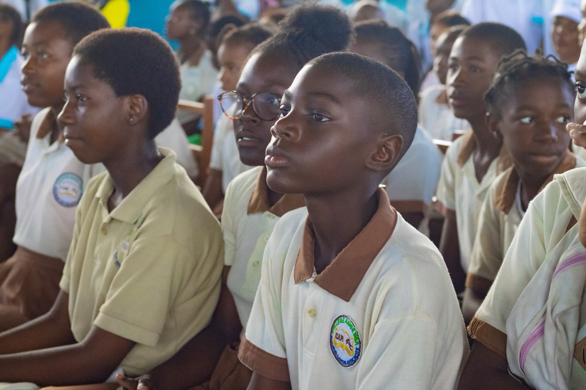 SanteSocialeGA's tweet photo. Dans le cadre du Programme @GabonEgalite @DrObiang assisté de @CameliaLeclercq et @JustineLibimbi ont procédé ce jour, au lancement de la caravane itinérante de sensibilisation sur la santé sexuelle et reproductive #SSR et sur la précarité menstruelle en milieu scolaire. https://t.co/nHF5NGCRr2