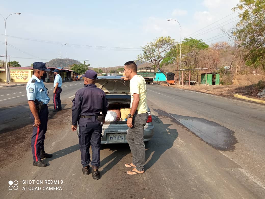 poliguarico15's tweet image. #22Abr|| Se instaló PAC a la altura del Peaje Dos Caminos de la Parroquia Ortiz, con el fin de evitar cualquier actividad delictiva en el Municipio, realizando el chequeo de vehículos, motos y personas.
#NoTeDescuidesConLaCovid 
#CCP2