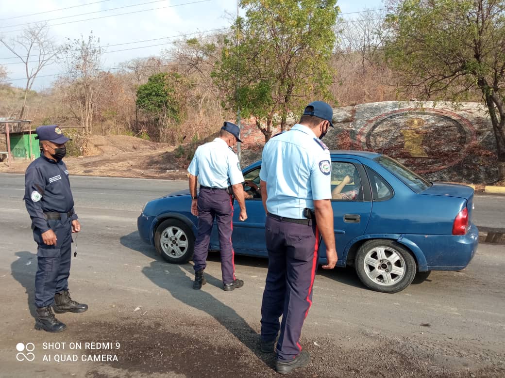 poliguarico15's tweet image. #22Abr|| Se instaló PAC a la altura del Peaje Dos Caminos de la Parroquia Ortiz, con el fin de evitar cualquier actividad delictiva en el Municipio, realizando el chequeo de vehículos, motos y personas.
#NoTeDescuidesConLaCovid 
#CCP2