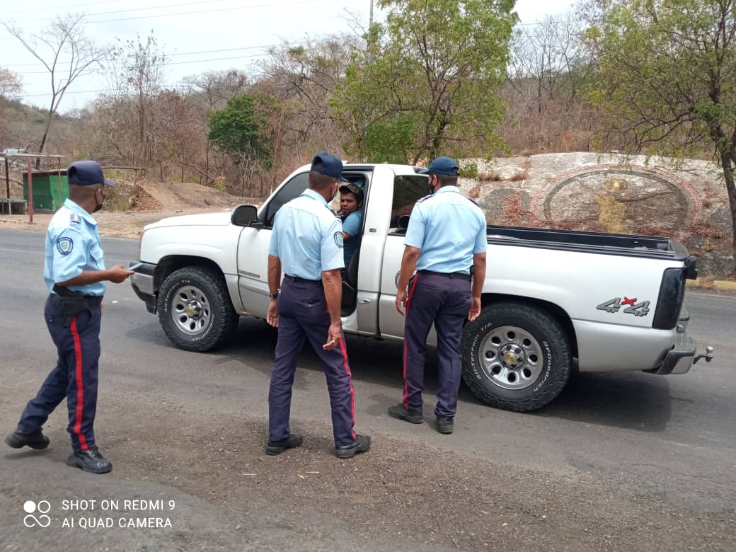 poliguarico15's tweet image. #22Abr|| Se instaló PAC a la altura del Peaje Dos Caminos de la Parroquia Ortiz, con el fin de evitar cualquier actividad delictiva en el Municipio, realizando el chequeo de vehículos, motos y personas.
#NoTeDescuidesConLaCovid 
#CCP2