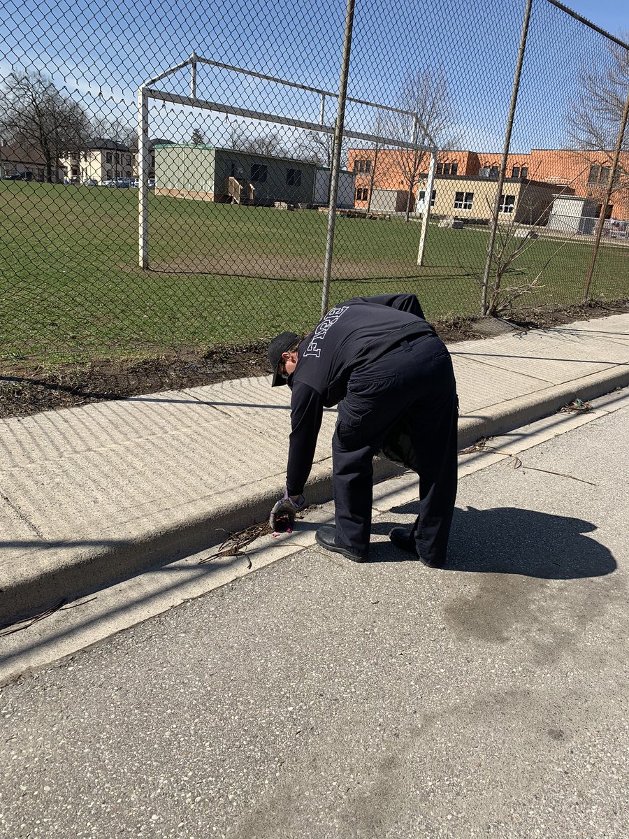 BrantfordFire's tweet photo. It’s Earth Day! 🌍 

We were happy to help clean up the @CityOfBrantford today! 

#Brantford #Fire #TrashTag #CleanBrantford #Community #Environment #EarthDay #EarthDay2022 https://t.co/EKfn6GvMH0