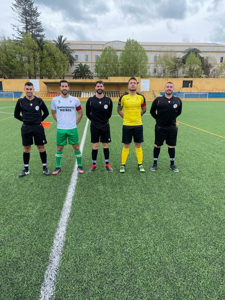 CTARFFCE's tweet photo. ¡Hemos vuelto! 🔁

Tras el merecido parón por Semana Santa... ¡Volvemos a darle al play! ▶️

El balón ⚽️ vuelve a rodar y el silbato a sonar 🗣

⚫️⚪️

#CTAFFCE
#FFCE
#JuntosPorElFutbolDeCeuta
#CEUTA https://t.co/Rwfxg2HWbq