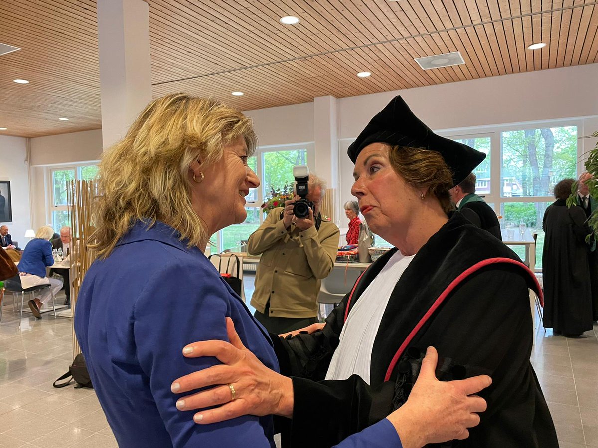 Staande ovatie na afscheidsrede @MaasAngela. Haar doorzettingsvermogen leidde tot het verschil in de diagnostiek van het #vrouwenhart. Gelukkig blijft ze betrokken bij <a href="/radboudumc/">Radboudumc</a>. Dank Angela