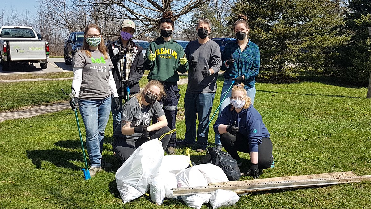 rfldn's tweet photo. Happy #Earthday! Staff from ReForest London & Thames Talbot Land Trust took part in @ldncleangreen 's 20 Minute Makeover this morning at the Westminster Ponds ESA to help make the area cleaner. You can too in your neighbourhood! #519cleangreen #ldnont https://t.co/kTMsdeviKV