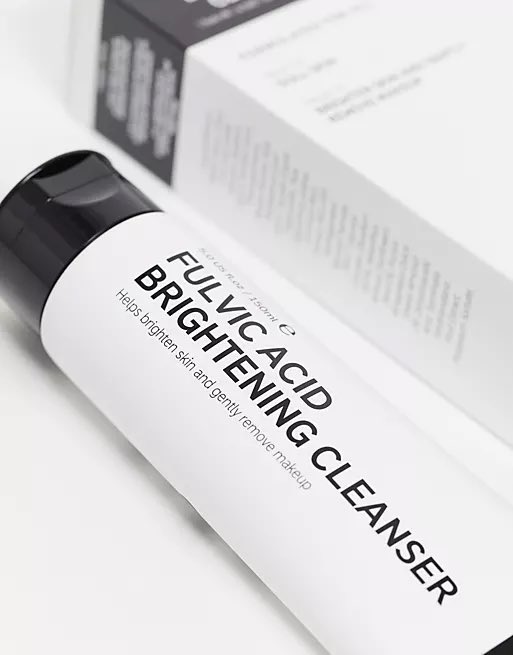 lafcosmetics's tweet photo. Vous avez dit ÉCLAT ? C’est par ici 🌞✨
L’acide fulvique exfolie en douceur pour révéler une peau plus brillante et plus lisse. L'aloe vera contribue à l'apaisement et l'extrait de prune Kakadu redonne éclat et luminosité, grâce à sa riche teneur en vitamine C 😍
Prix : 15.000f https://t.co/vMJgErKxzG