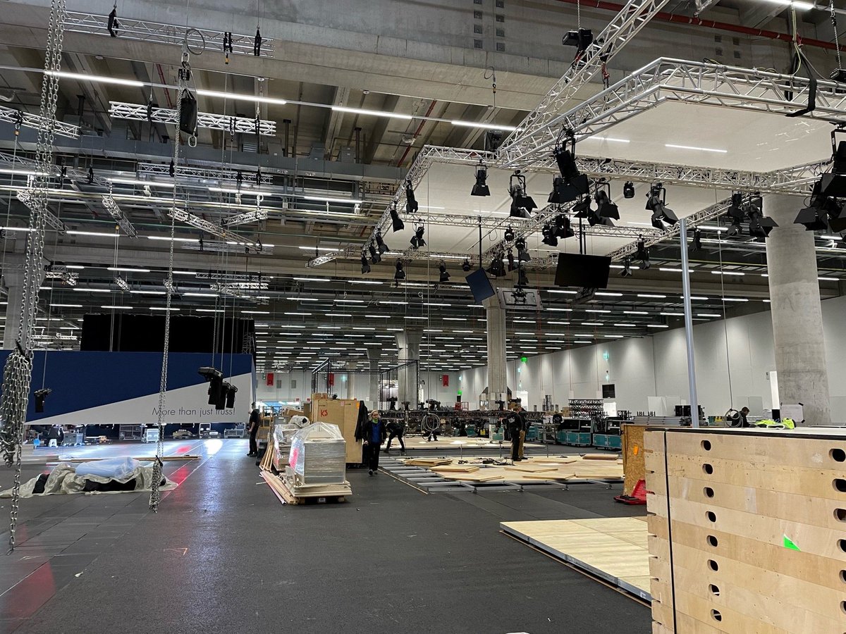 Stage_223's tweet photo. Der Aufbau der #Prolight + Sound 2022 ist schon im vollen Gange! Wir werden ab Dienstag jeden Tag Live von der Messe berichten. #PLS2022 #Prolightandsound  

1/ https://t.co/Jni2u9wXEW