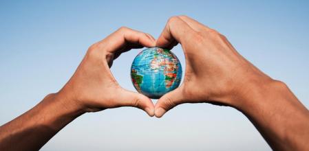 Cada año el mundo pierde 10 millones de hectáreas de bosques, poco más de 10 veces al territorio del Valle de México. Celebremos el #DiaDeLaTierra, dándole un pequeño respiro. Deja el auto en casa, reduce el uso de energía y agua. Cuéntanos cómo piensas celebrarlo.