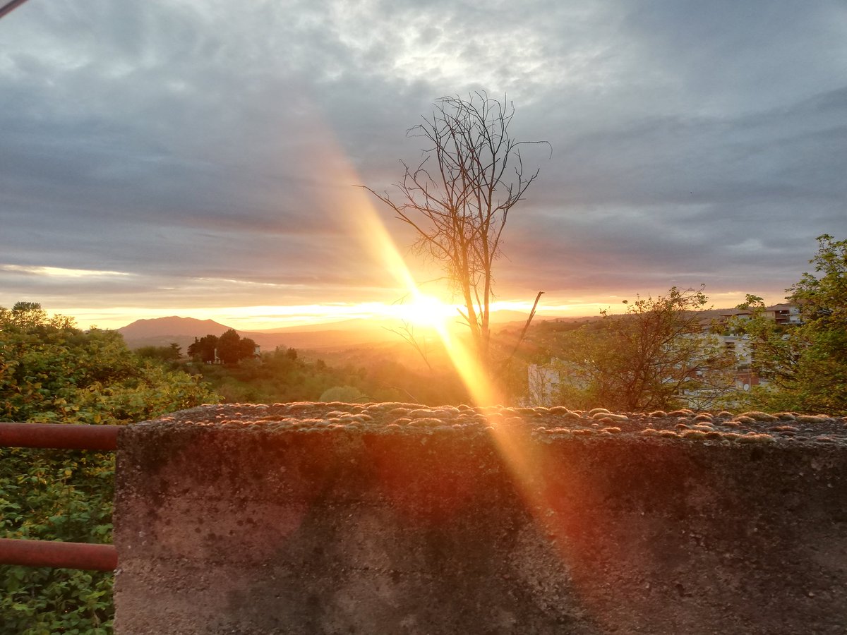 valetalo's tweet photo. Quando mi chiedono: "non ti pesa ogni giorno il viaggio di ritorno a #casa?"
No
#panorama #fortuna #colori #tramonto #lorapiubella https://t.co/AFuzfu4aP8