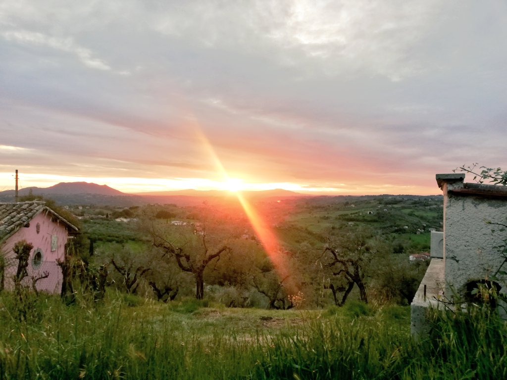 valetalo's tweet photo. Quando mi chiedono: "non ti pesa ogni giorno il viaggio di ritorno a #casa?"
No
#panorama #fortuna #colori #tramonto #lorapiubella https://t.co/AFuzfu4aP8