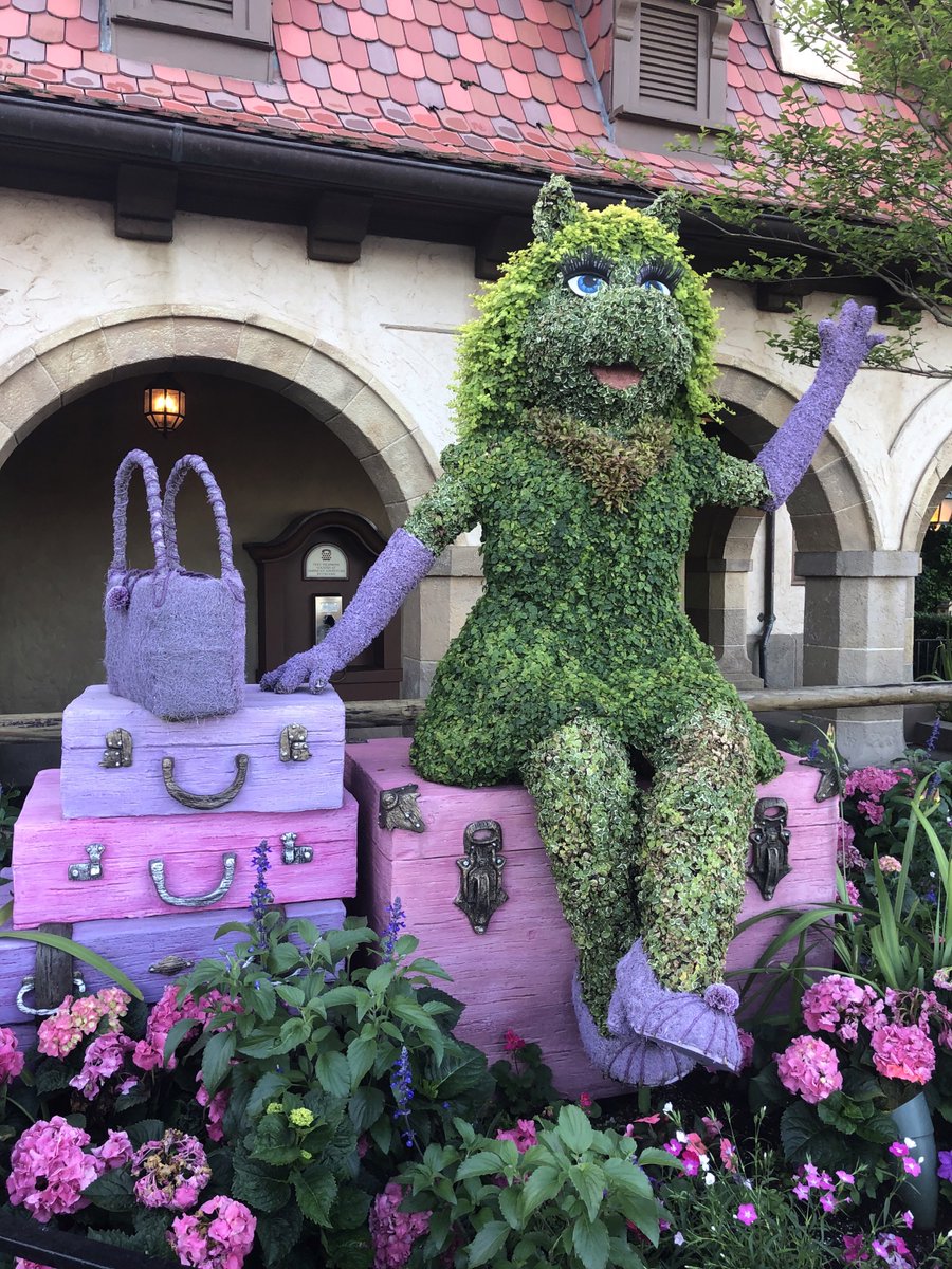 TheMuppets's tweet photo. Even @MissPiggy knows that it’s easy bein’ green when you’re made of plants! 🍃 💐 Look for her and @KermitTheFrog as topiaries on display in EPCOT at @WaltDisneyWorld during the EPCOT Flower and Garden Festival, now through July 4.  #EarthDay https://t.co/kxKS4tamfH