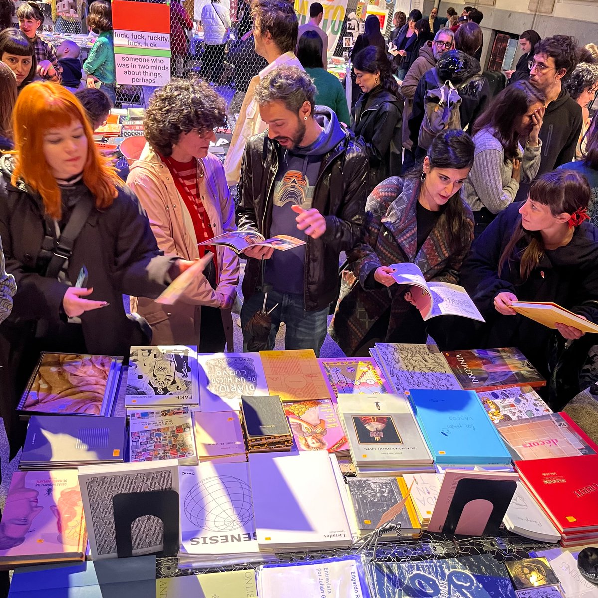 De vuelta a @librosmutantes en el patio de @lacasaencendida 22 a 24 abril de 12 a 15h y 17 a 21h.  @eduardosourrouille y @sanmillanclara firmando. #librosmutantes #bellezainfinita #bellezainfinitaeditorial  #editorialbellezainfinita #lospitufosvascos