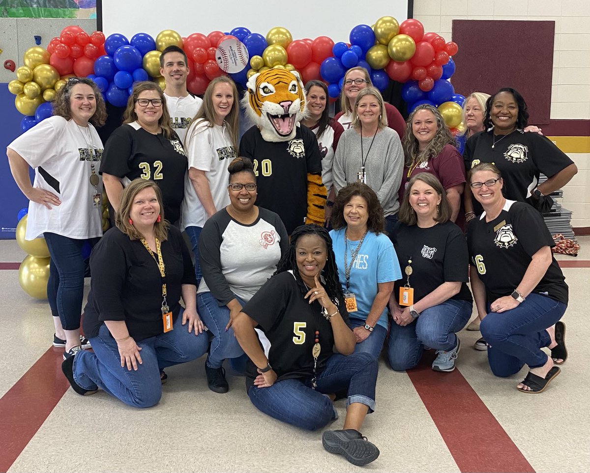 Hubbard_Elem's tweet photo. TEAMWORK makes the DREAM WORK! #HubbardStrong ⁦@monroe_schools⁩ https://t.co/IfHu017gQ1
