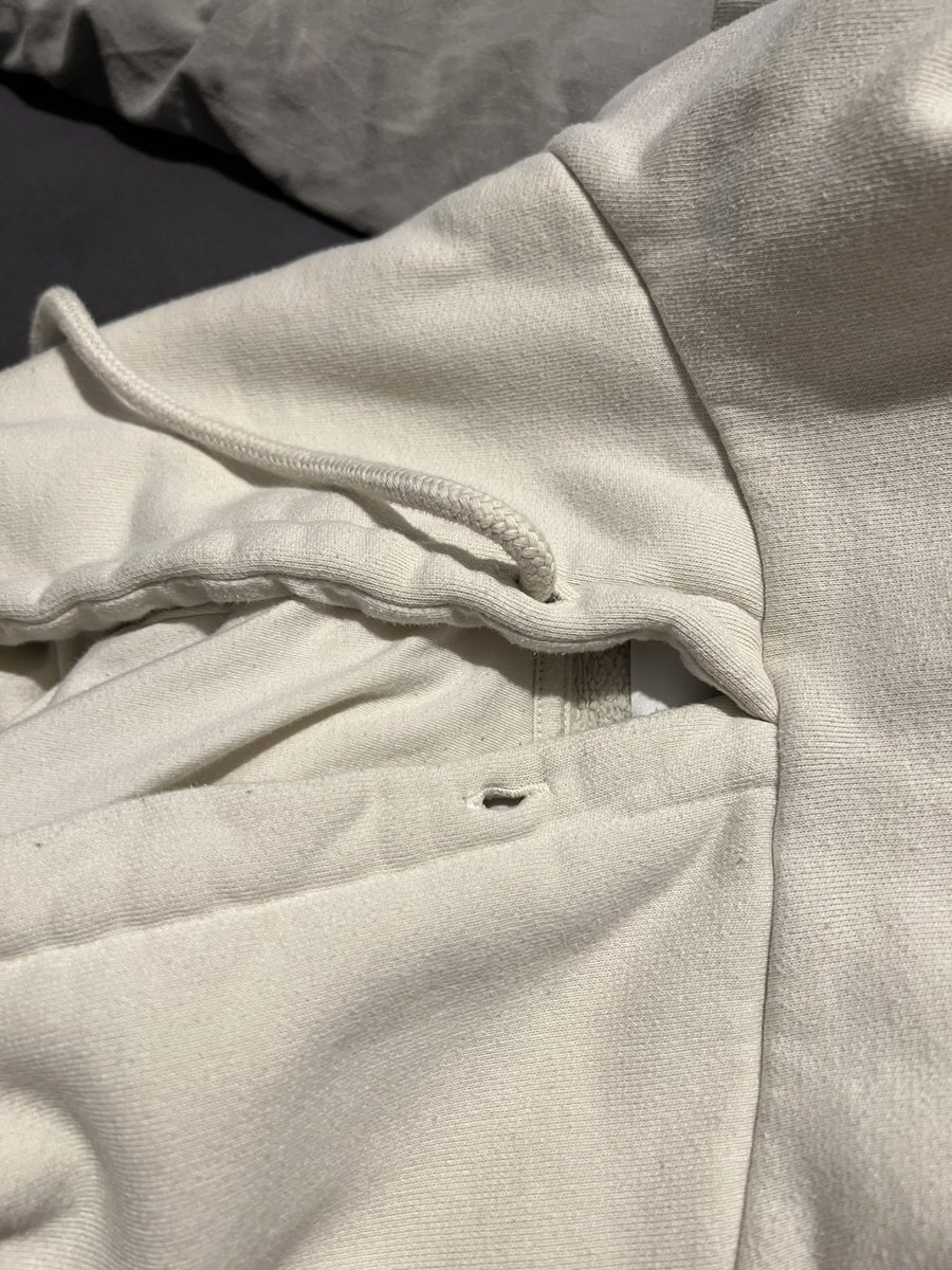 Das Band bei 'nem Hoodie wieder einfädeln einfach Squid Game.